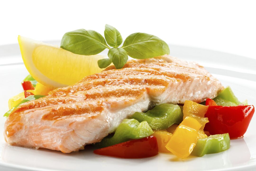 Dušená nebo grilovaná ryba ve stravě s vysokým obsahem bílkovin